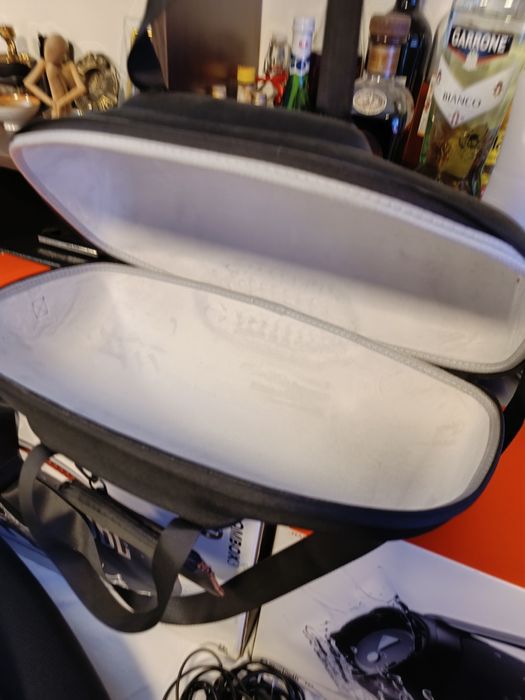 Vând 2 boxe JBL boombox3, 180w, plus un Etui.