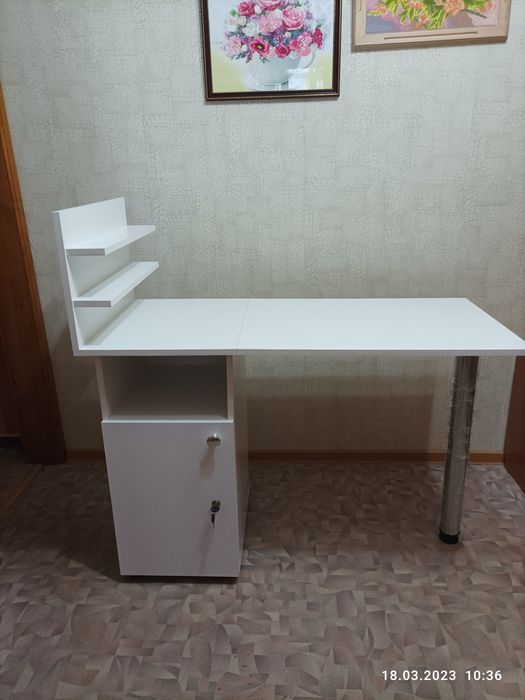 Продаю столы маникюрные ,складные