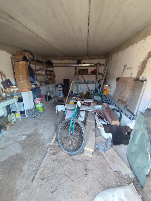 Гараж с машиной.