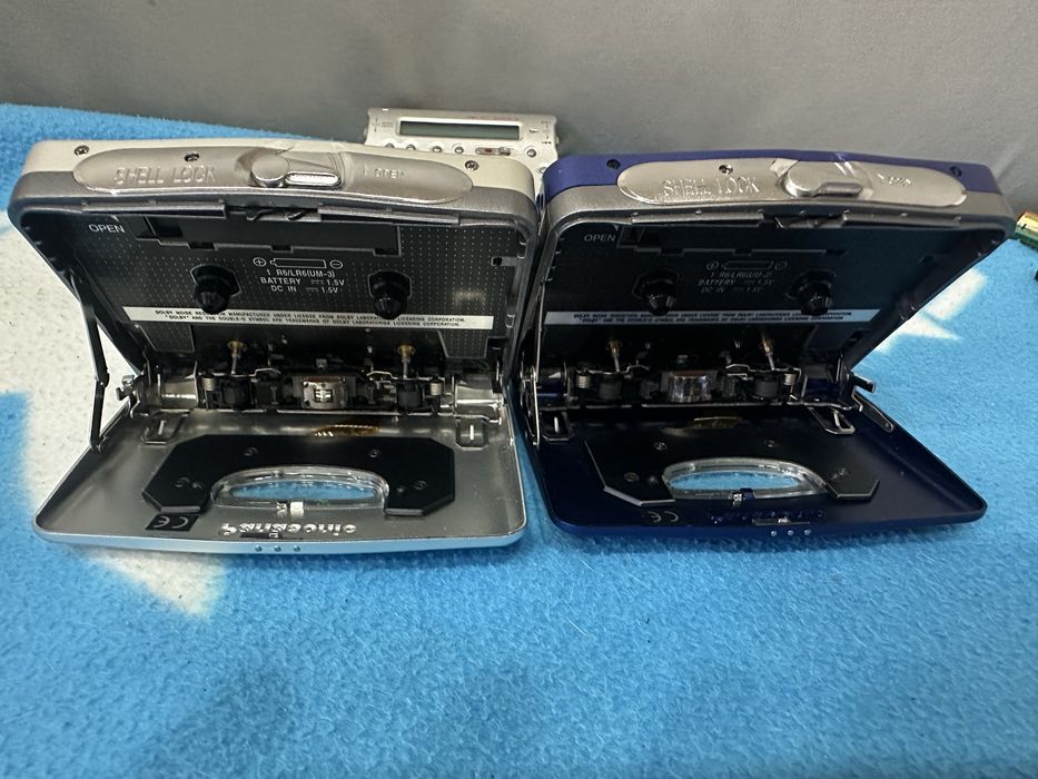 Vand doua walkman Panasonic