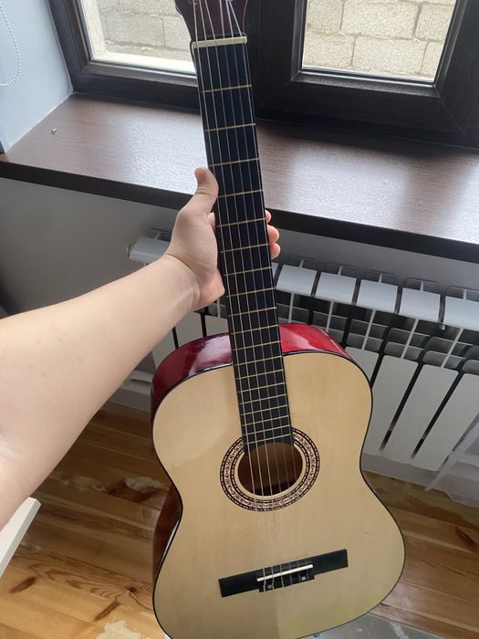 гитара классика и укулеле