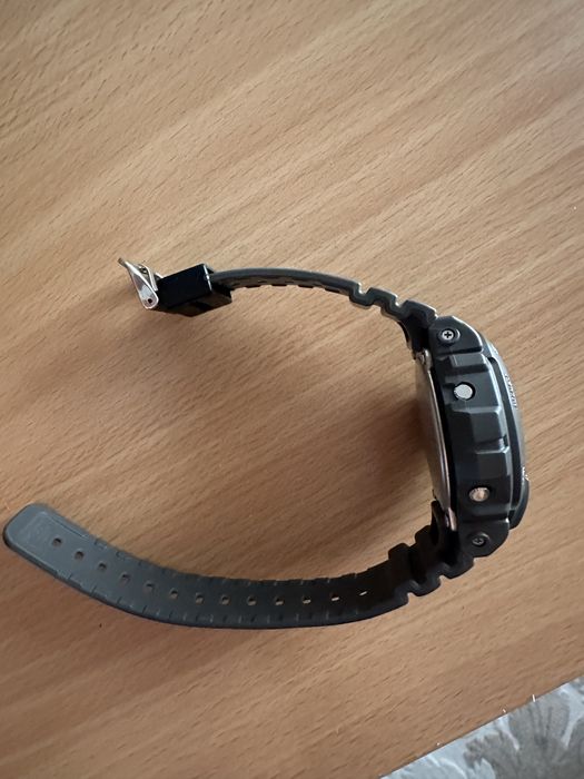 Vând ceas Casio G-Shock DW-6900, original, în stare bună de funcționare.