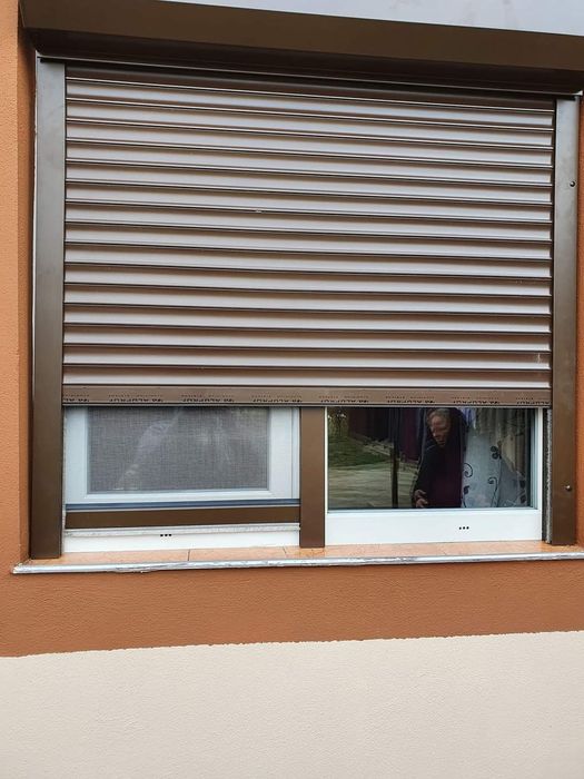 RULOURI Aluminiu si Usi de garaj rezidentiale SECTIONALE