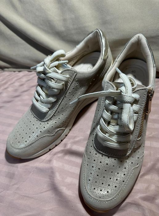 Продам женские кроссовки