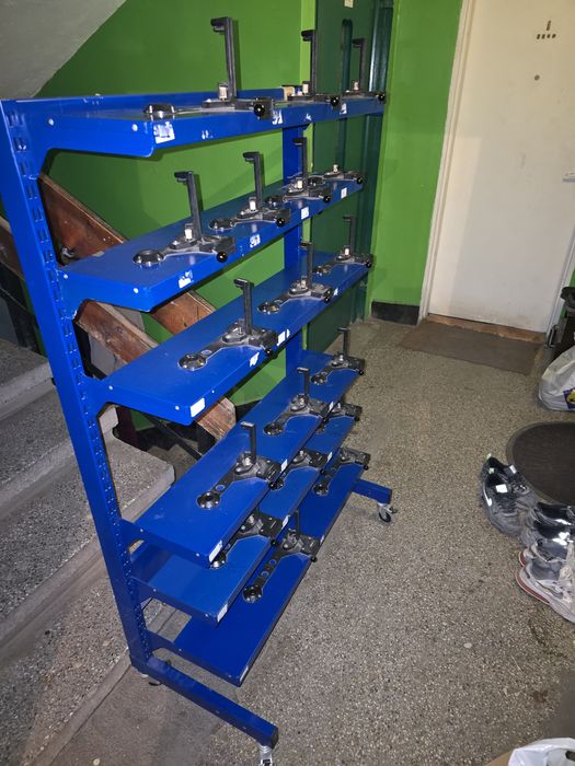 Метален стелаж с колела