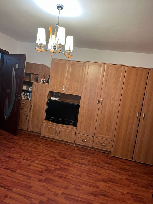 Închiriez apartament
