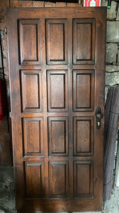 Дървена входна врата