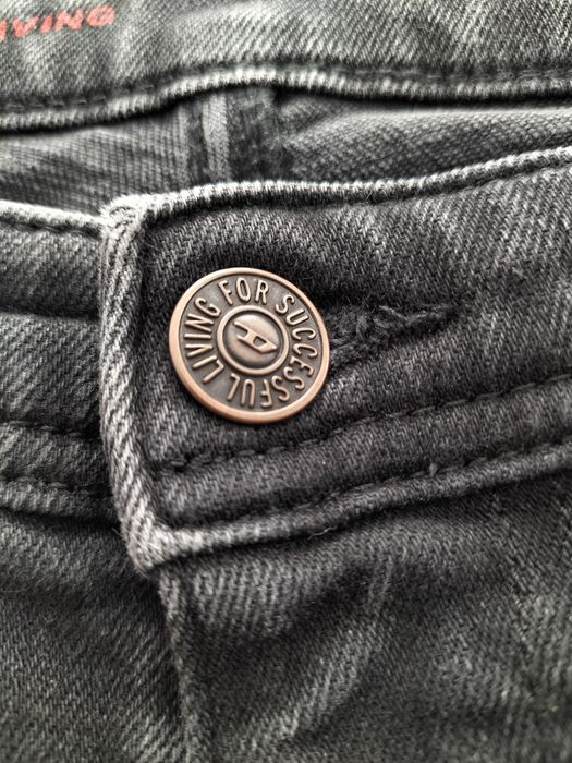 Blugi Diesel negrii pentru bărbați