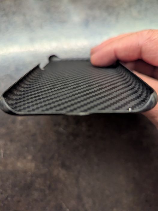 Продам карбоновый чехол на IPhone 7/8/SE(2020)