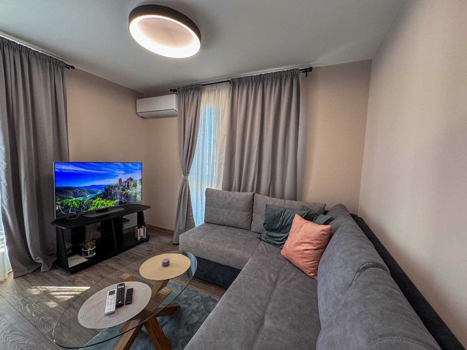 Дава се под наем Двустаен апартамент в Бургас, Център - 65 кв.м за 867 € - Снимка #1