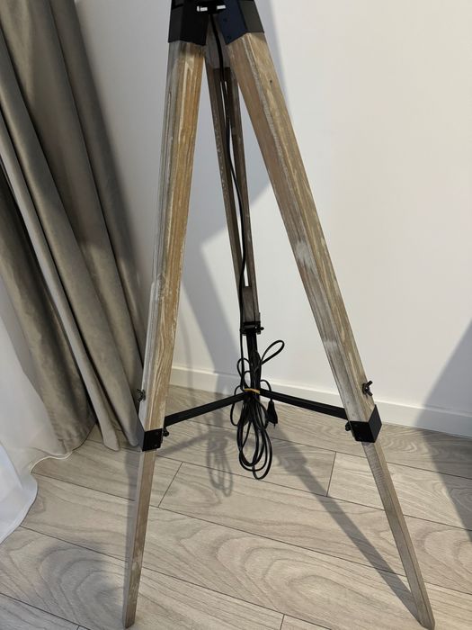 Vând lampadar suport de lemn