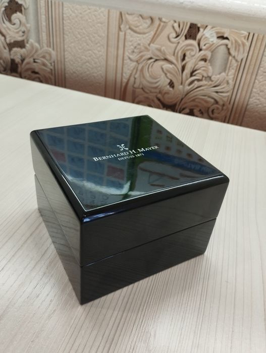 Наручные часы Bernard H. Mayer FORCE