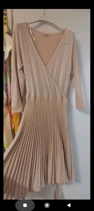 Бежова рокля размер М