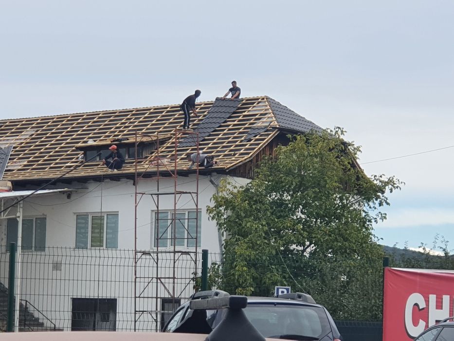 Executam  acoperisuri la cerere