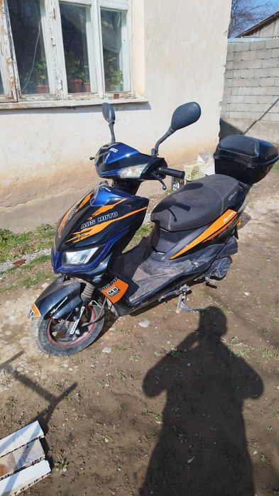 Скутер на ходу без вложений