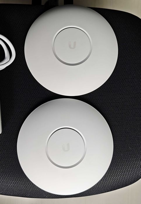 2x Ubiquiti UniFi UAP-AC-PRO access point