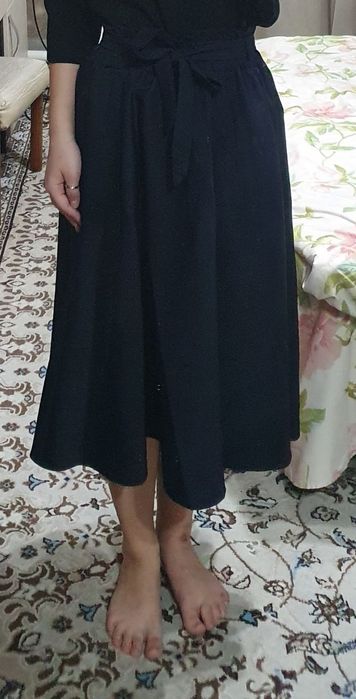 Темно синяя юбка средней длины, на резинке