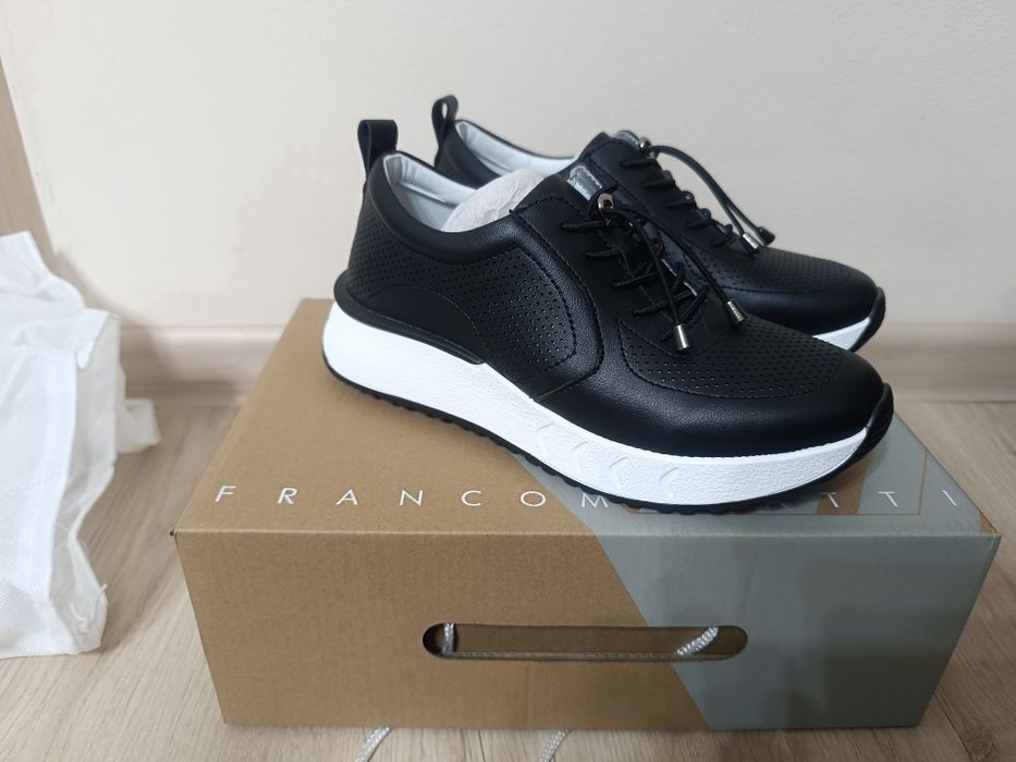 Новые кожаные кроссовки р36