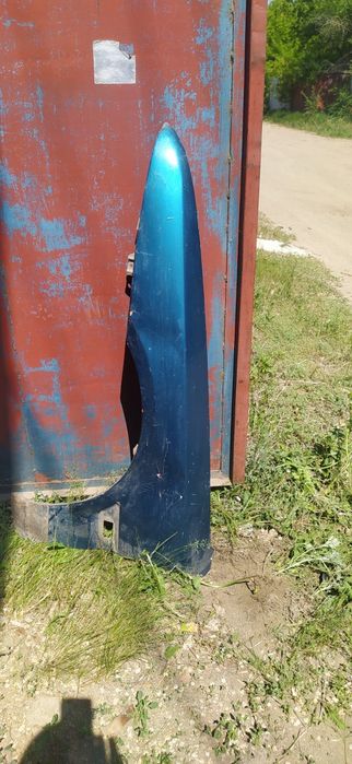 Продам дверь и крыло на Мазда 323ф