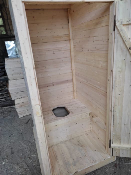 Деревянный туалет