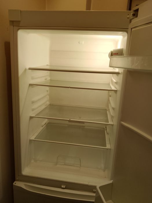 Combină frigorifică BOSCH . Dezghețare automată . 499 LEI . IAȘ