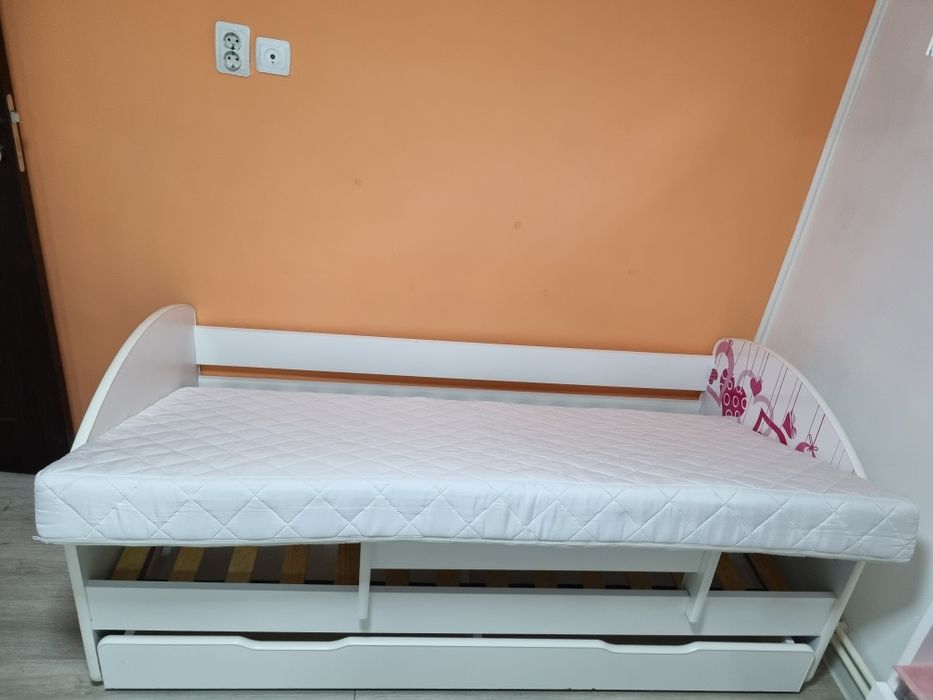 Pat alb pentru fetită
