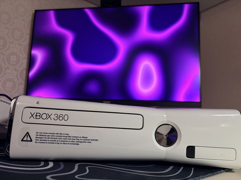 Xbox 360 S + Kinect + 2 геймпада + 150 игр