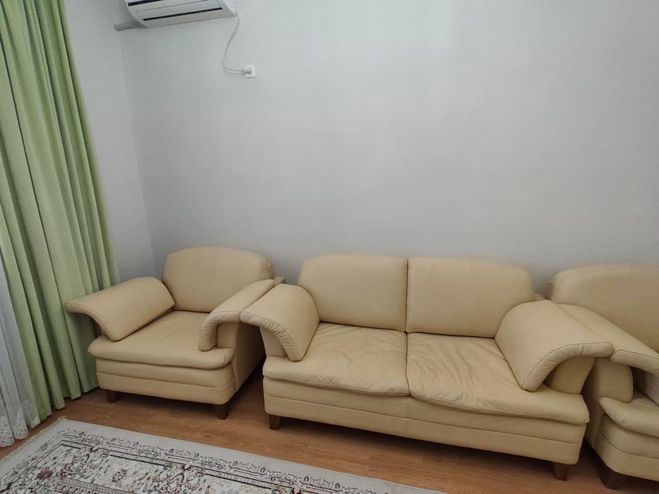 Кожаный мягкий диван и кресло