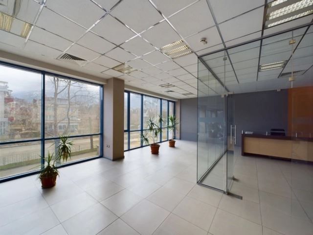 324 кв.м офис/шоурум на Цар Борис III – 3 паркоместа, високи тавани,