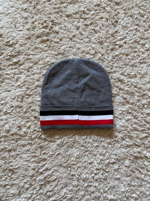 Fes Moncler gri — Nou, cu eticheta