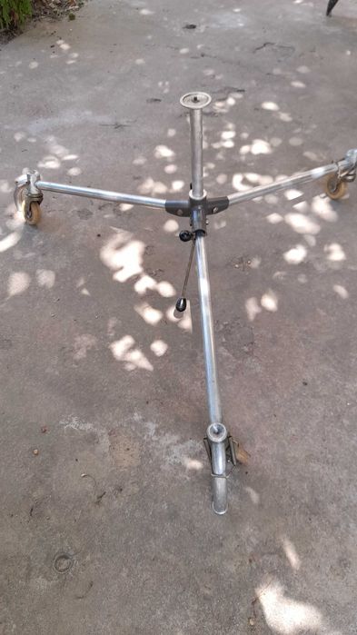 Продавам статив за камера