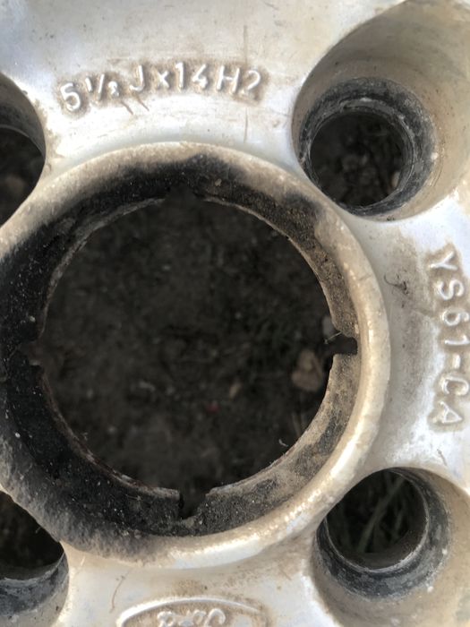 Janta de Ford fără cauciucuri pe 16
