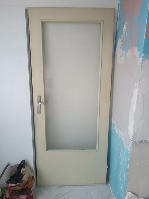 Врата със стъкло и брава