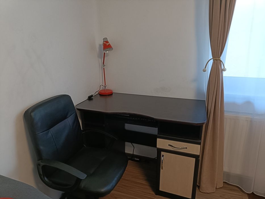 Vând birou de pal +scaun