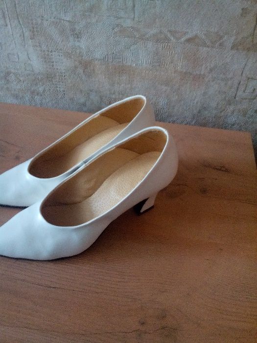 Бели дамски обувки № 37