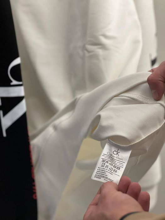 Bluza Calvin klein doar pe alb