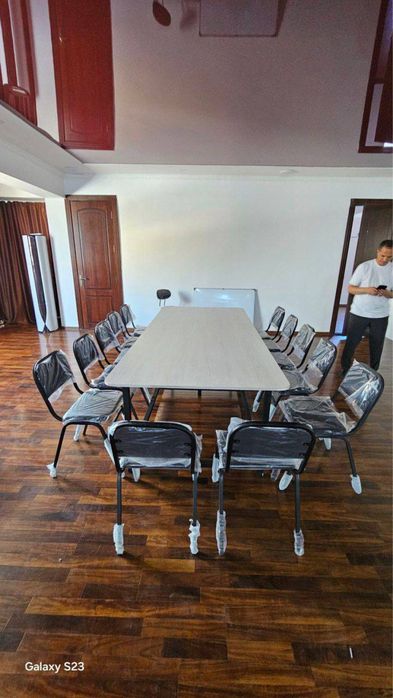 Konferensiya stoli + 12 ta stul