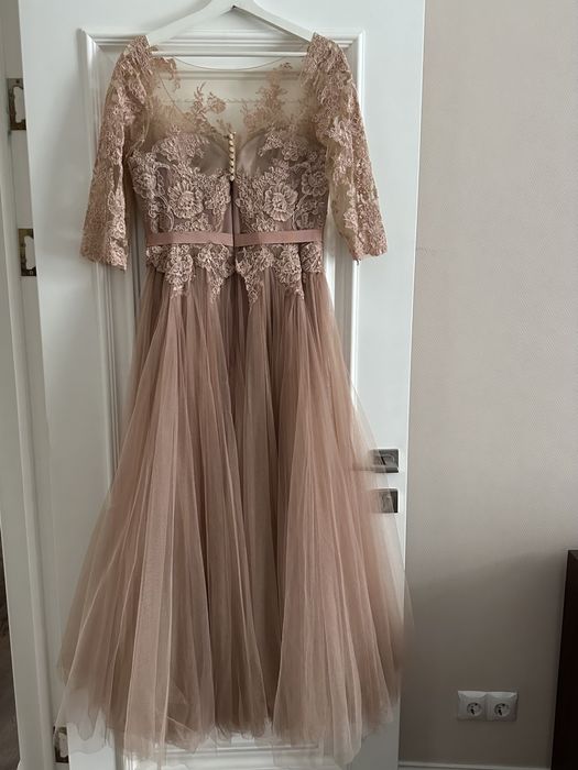 Вечернее кружевное платье