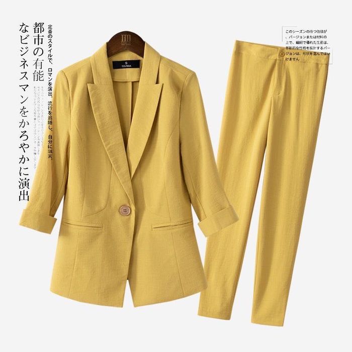 Женский костюм стильный