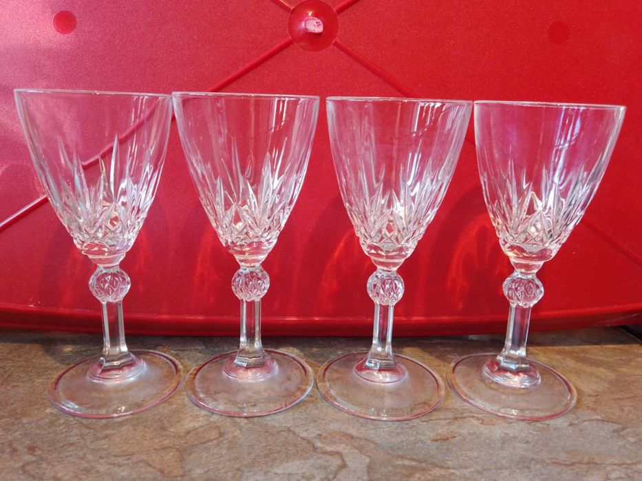 Два комплекта от по 4 броя кристални чаши: за вино и ракия