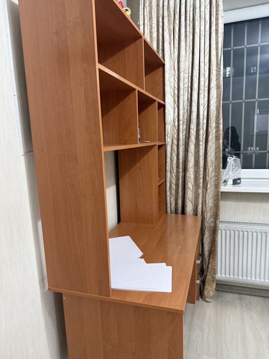 Стол письменный, коричневого цвета