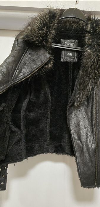 Дамско оригинално яке със пухена яка.  GUESS.