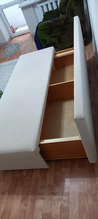 Продам диван бежевого цвета