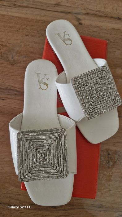 Кожанные шлепки, белые