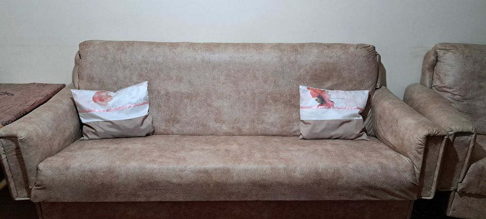 Продаётся мягкая, уютная мебель для всей семьи.Диван и два кресла