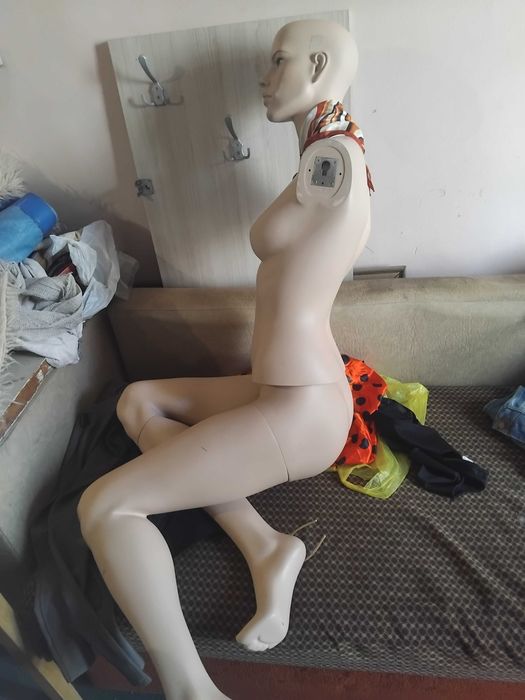 Три броя манекени