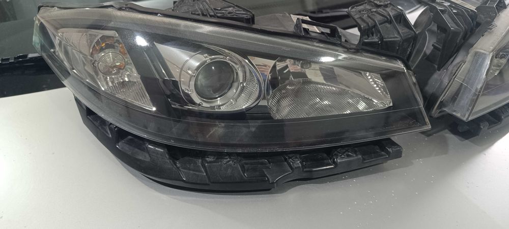 Faruri cu lupa si xenon Renault Laguna 2 facelift 2006