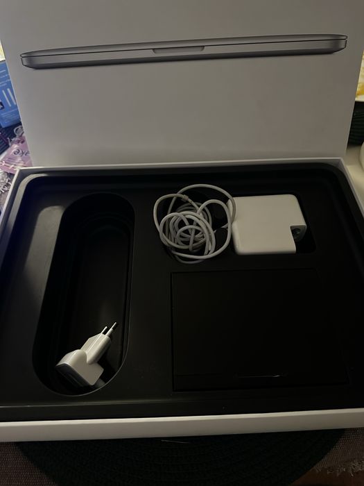 MacBook Pro 13” Retina (2015) – 512GB SSD / 8GB RAM – cutie originală + 2 încărcătoare