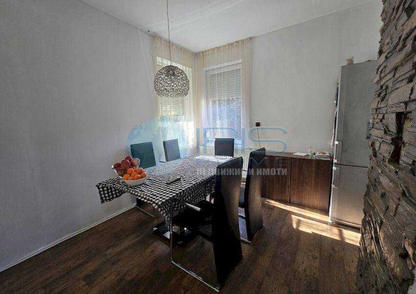 Дава се под наем Етаж от къща в Шумен, Център - 120 кв.м за 124950 € - Снимка #2