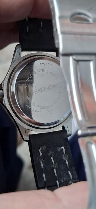 SECONDA ceas de mînă bărbătesc cu baterie și curea din piele.